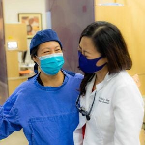 正畸医生. Jennifer Wu 与美容牙医 Dr 合作处理牙科案例. 玛丽他