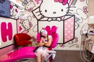 paciente en la habitación de hello kitty