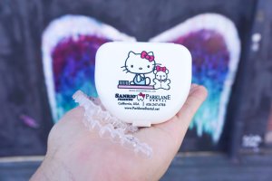 带有 Hello Kitty 牙套的 Invisalign 矫正器来自 Parklane Dental 的洛杉矶天使之翼