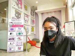 Paciente dental adulto tomando una selfie en Parklane Dental con Hello Kitty