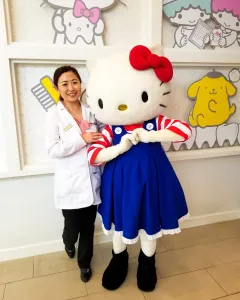 Dentista cosmético sirviendo con Hello Kitty