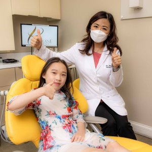 Dentista general y cosmético con paciente pediátrico después de un chequeo dental en Parklane Dental
