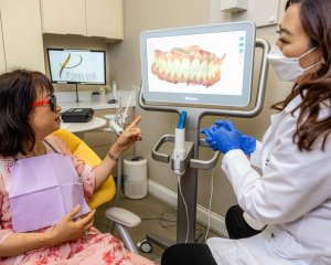 成人患者の審美歯科医によるInvisalignコンサルテーション