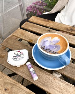 天普市 Sanrio Friends x Parklane 牙科的 Hello Kitty 牙科盒和牙科唇膏，咖啡厅提供咖啡