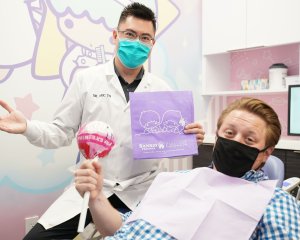 Paciente adulto para chequeo dental con Little Twin Stars