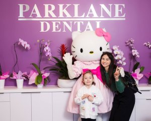 Paciente pediátrico visitando a Hello Kitty para un chequeo dental