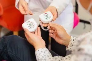 成年患者拿着一对带有 Invisalign 矫正器的 Sanrio Friends x Parklane 牙科盒