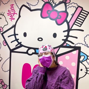 Dental Assistant Showing Tooth Ache Response with Hello Kitty themed dental room