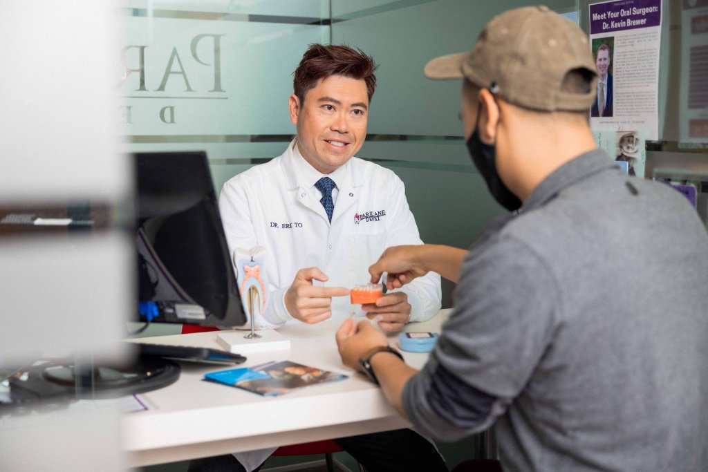 美容牙医咨询牙龈疾病和 Invisalign 博士. 柏宁牙科诊所的 Eric To
