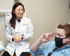 Dentista general y cosmético con un paciente masculino adulto para un examen dental