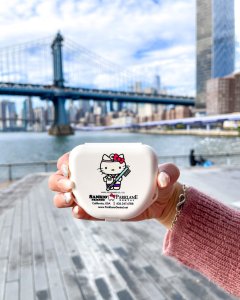 纽约市曼哈顿大桥前 Parklane 牙科诊所的 Hello Kitty 牙箱