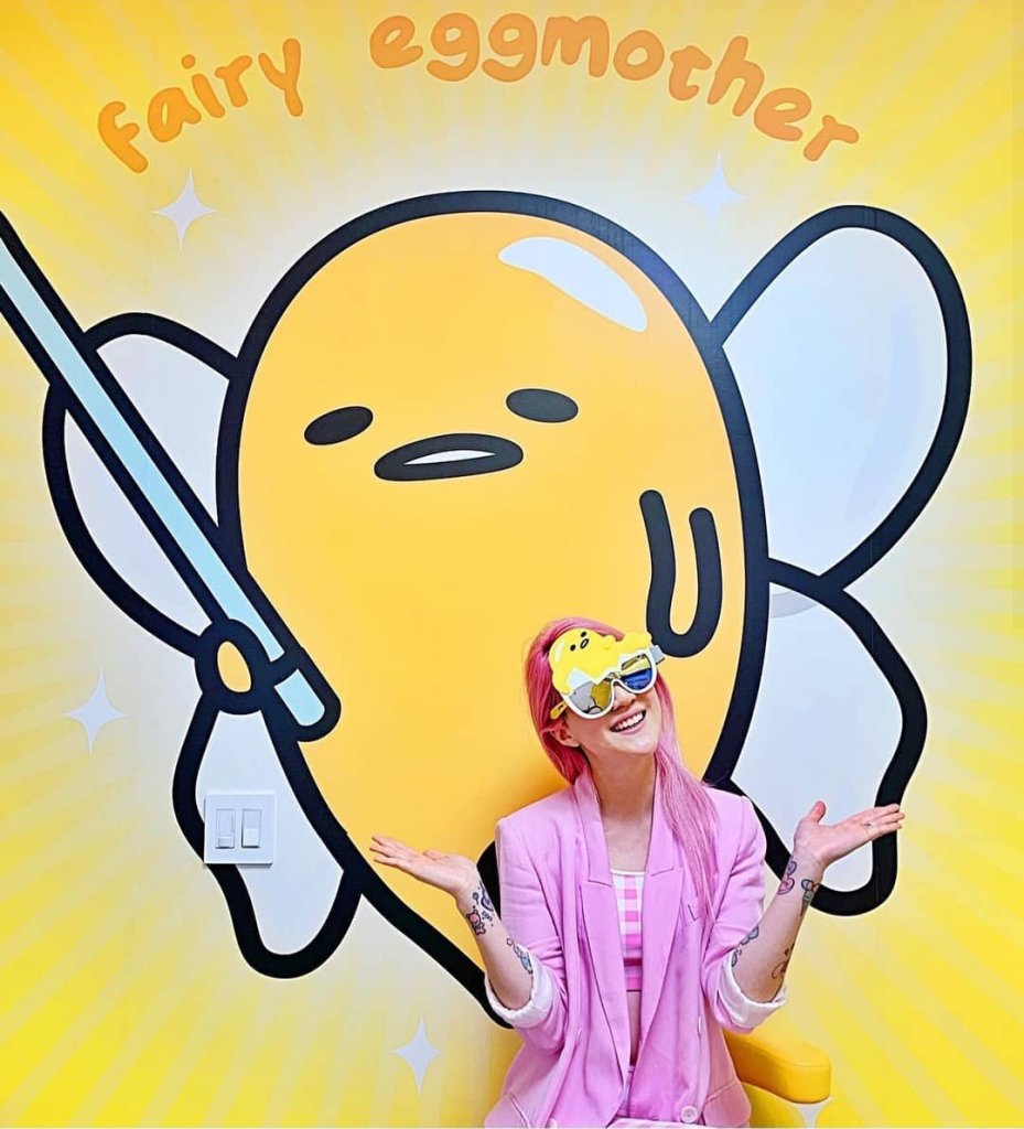 成年女性牙科患者对 Gudetama 主题牙科主题室的牙科特价感到满意