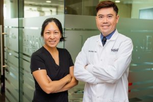 Imagen del Dr.. jennifer Wu, Ortodoncista en Arcadia, y el doctor. Para Eric, Dentista cosmético en Temple City, Prepararse para una consulta de cambio de sonrisa antes de un examen